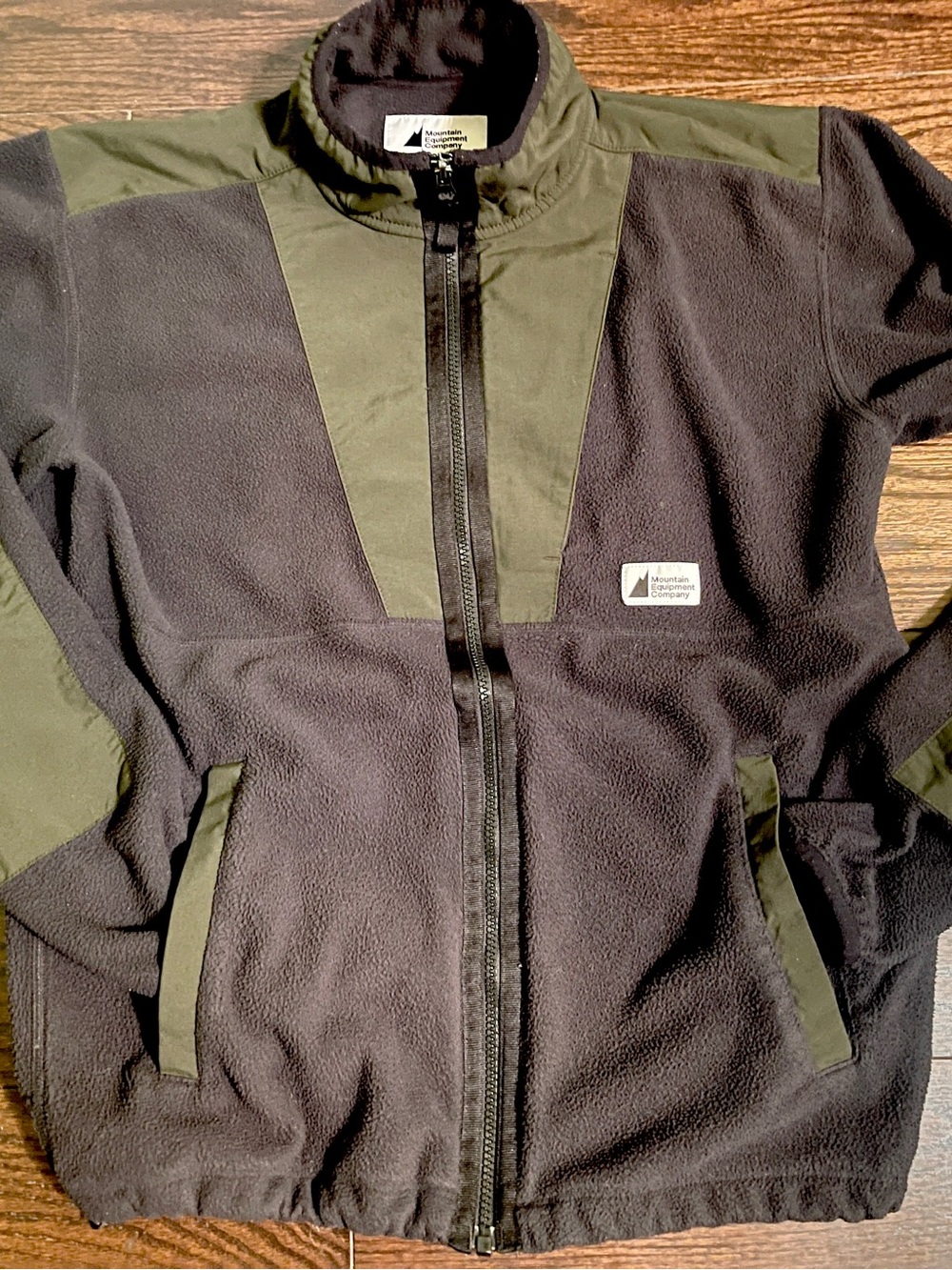 Camping Two-Tone Olive & Black Fleece Jacket MEC-Mountain Equipment Co-op - Picture 4 of 15